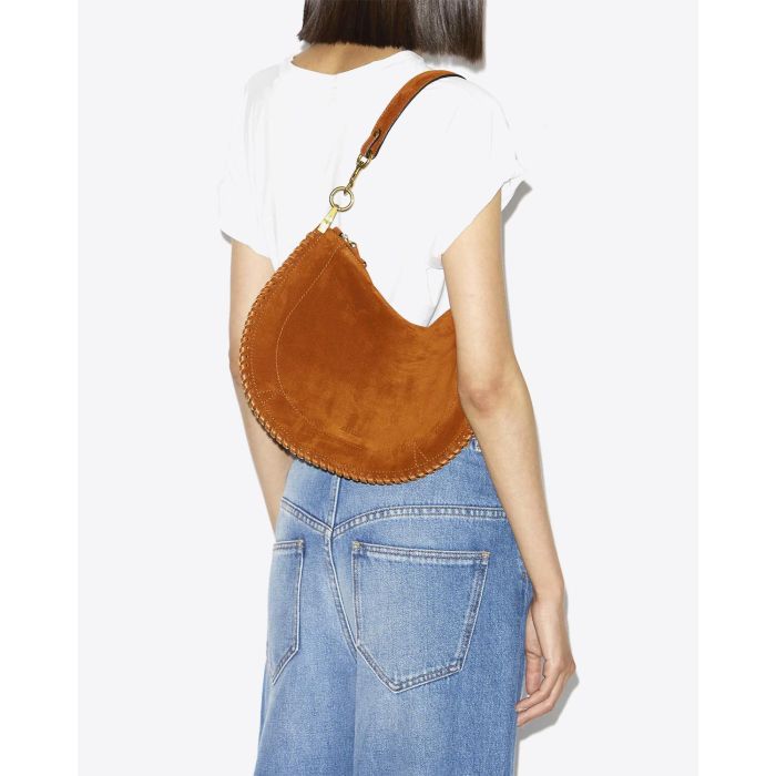 Sac Oskan Soft Zip Isabel Marant en cuir suédé cognac et tressé. Petite anse porté main ou épaule et longue bandoulière pour un porté épaule ou croisé. Porté épaule.