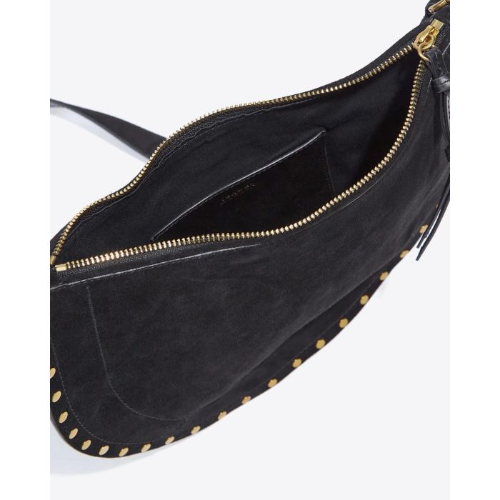 Sac Oskan Soft Zip Isabel Marant en cuir suédé noir et clous. Anse courte pour un porté main ou épaule et bandoulière longue pour un porté épaule ou croisé. Détail de la poche en cuir à l'intérieur du sac. Logo "Isabel Marant" embossé sur la poche plaquée