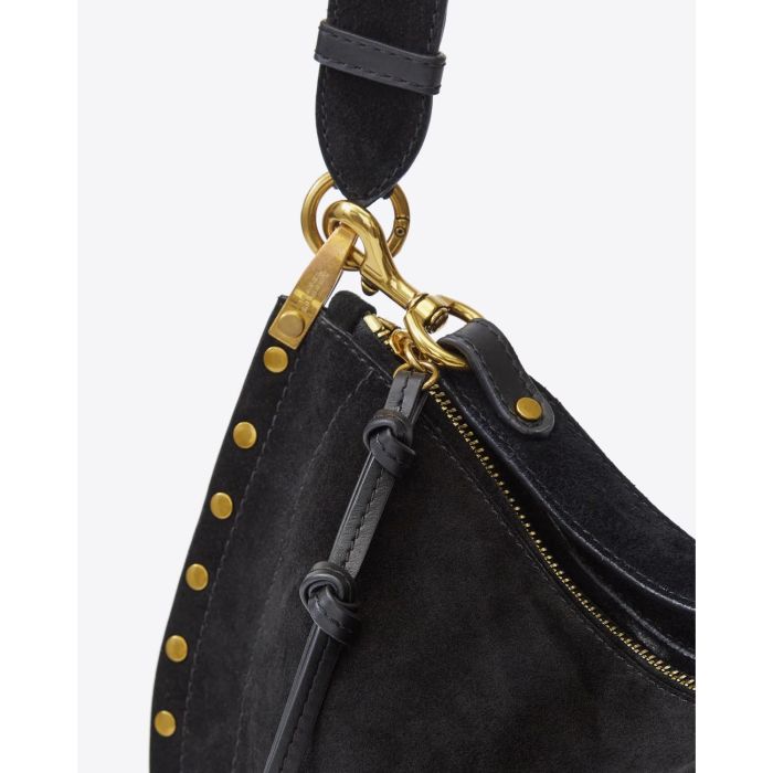 Sac Oskan Soft Zip Isabel Marant en cuir suédé noir et clous. Anse courte pour un porté main ou épaule et bandoulière longue pour un porté épaule ou croisé. Détail da la métallerie dorée. Mousqueton et anneaux en métal doré gravé "Isabel Marant".