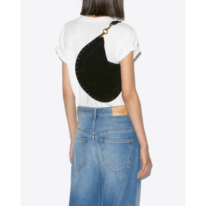 Sac Oskan Soft Zip Isabel Marant en cuir suédé noir et clous. Anse courte pour un porté main ou épaule et bandoulière longue pour un porté épaule ou croisé. Porté avec la anse courte à l'épaule.