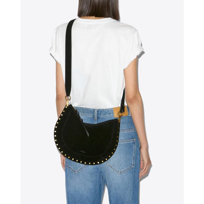 Sac Oskan Soft Zip Isabel Marant en cuir suédé noir et clous. Anse courte pour un porté main ou épaule et bandoulière longue pour un porté épaule ou croisé. Porté croisé avec la bandoulière longue.