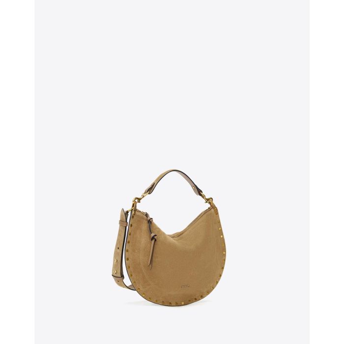 Sac Oskan Soft Zip Isabel Marant en cuir suédé taupe et clouté. Bandoulière courte pour un porté main ou épaule et une bandoulière longue pour un porté épaule ou croisé. Profil.