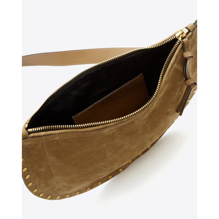 Sac Oskan Soft Zip Isabel Marant en cuir suédé taupe et clouté. Bandoulière courte pour un porté main ou épaule et une bandoulière longue pour un porté épaule ou croisé. Détail de la poche plaquée en cuir à l'intérieur du sac.