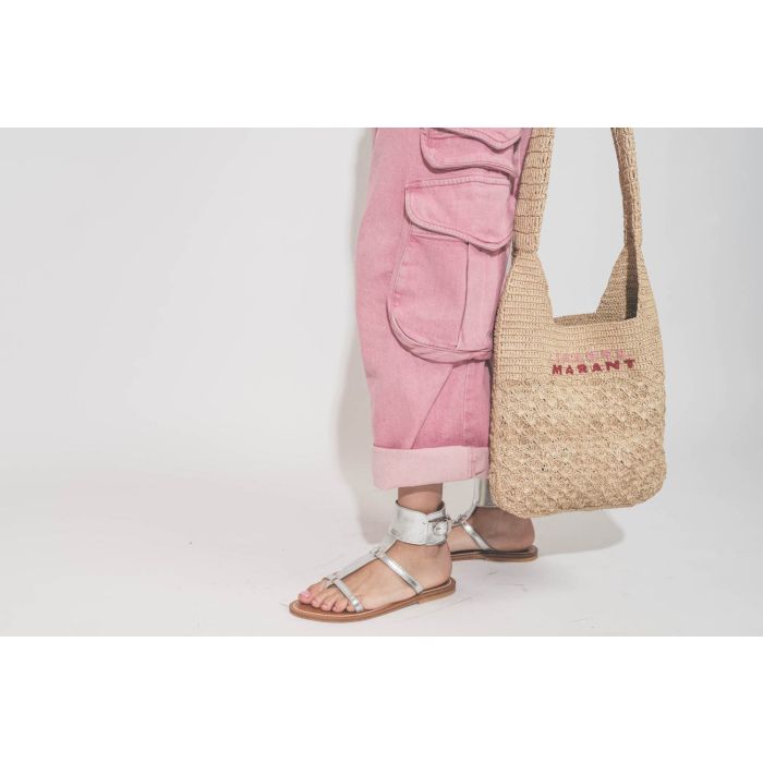 Sac en raphia naturel logo Isabel Marant brodé rose et rouge Praia Isabel Marant. Porté main avec un jean multi-poches rose Cargo rose R13 et des sandales en cuir argent Caravelle K.Jacques St-Tropez. 