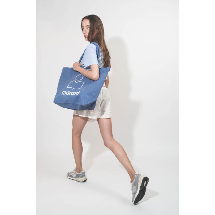 Cabas en toile jean bleu logo Marant brodé blanc Isabel Marant Etoile. Porté épaule.
