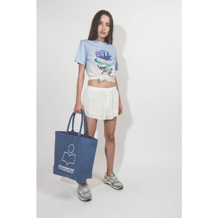 Cabas en toile jean bleu logo Marant brodé blanc Isabel Marant Etoile. Porté de face.
