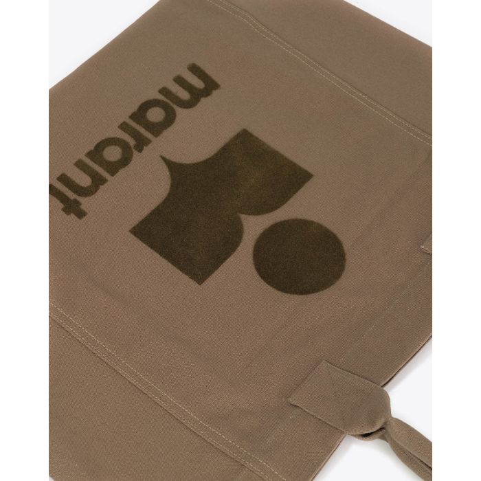 Sac cabas Yenky Isabel Marant en toile kaki logo "MARANT" floqué kaki foncé devant. Porté main ou épaule. Face. Détail du logo en velours kaki foncé.