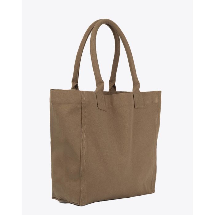 Sac cabas Yenky Small Isabel Marant en toile beige logo "Marant" floqué en velours kaki foncé. Porté main ou épaule. Arrière du cabas uni.