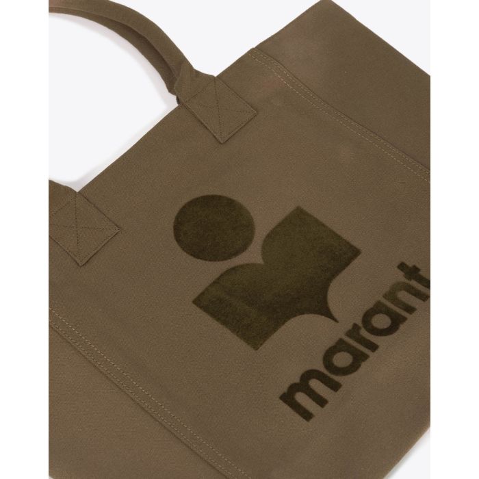 Sac cabas Yenky Small Isabel Marant en toile beige logo "Marant" floqué en velours kaki foncé. Porté main ou épaule. Détail de la toile et du logo en velours.