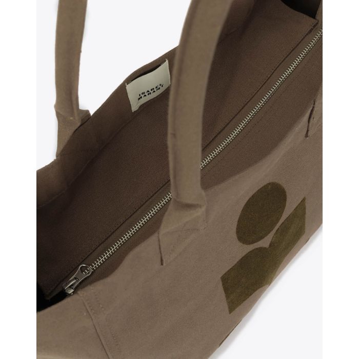Cabas Yenky Zip Isabel Marant en toile de coton kaki logo floqué Kaki foncé. Porté main ou épaule. Détail de la fermeture zip en métal argenté.