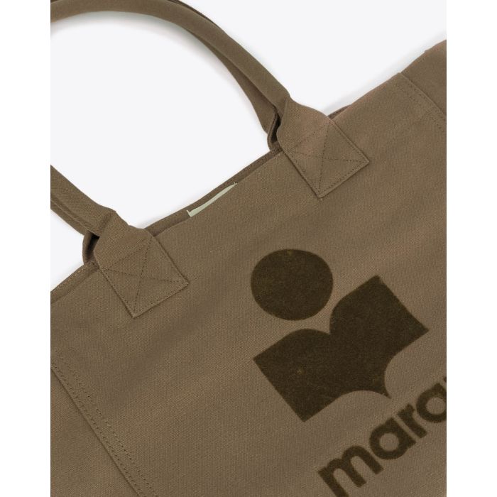 Cabas Yenky Zip Isabel Marant en toile de coton kaki logo floqué Kaki foncé. Porté main ou épaule. Détail du logo "MARANT" devant.