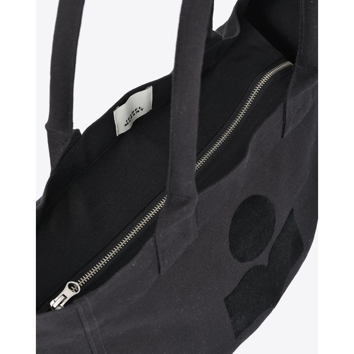 Sac cabas Yenky Isabel Marant en toile noire avec logo et zip. Détail de la fermeture zippée.