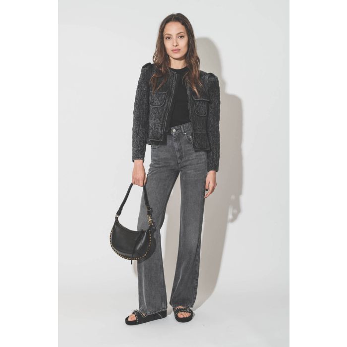 Sandales ouvertes en cuir suédé noir délavé et clouté Lennyo Isabel Marant. Porté avec un total look gris. 