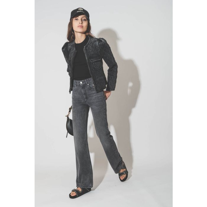 Sandales ouvertes en cuir suédé noir délavé et clouté Lennyo Isabel Marant. Porté avec un jean gris Belvire Marant Etoile.