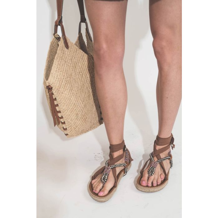 Sandales entre-doigts en cordes tressées multicolores beige et ruban beige à lacer autour des chevilles Gypsa Isabel Marant. Portées avec un panier en osier naturel et cognac Tampa Isabel Marant.