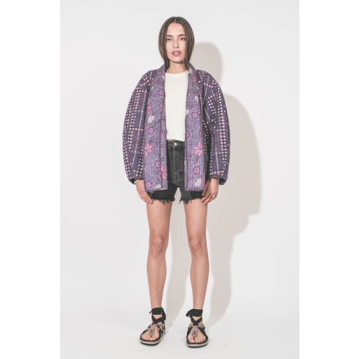 Sandales plates cordes tressées multicolores et rubans noirs Gypsa Isabel Marant. Portées avec une veste Chancel Isabel Marant, un tee-shirt boxy crew écru The Great et un short en jean noir Mikuta.