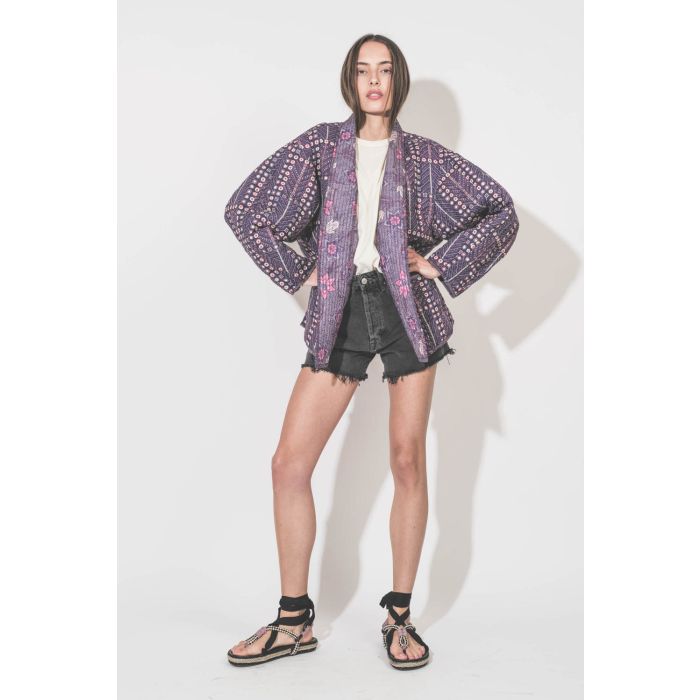 Sandales plates cordes tressées multicolores et rubans noirs Gypsa Isabel Marant. Portées de face avec une veste Chancel Isabel Marant, un tee-shirt boxy crew écru The Great et un short en jean noir Mikuta.
