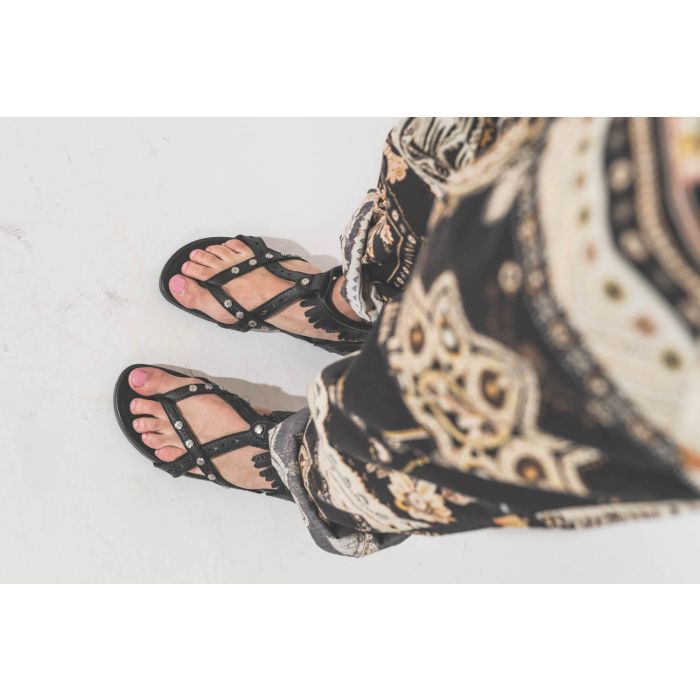 Sandales en cuir noir clouté bride à franges autour de la cheville Silya Isabel Marant. Porté avec un pantalon en voile de coton imprimé Fedora Marant Etoile.