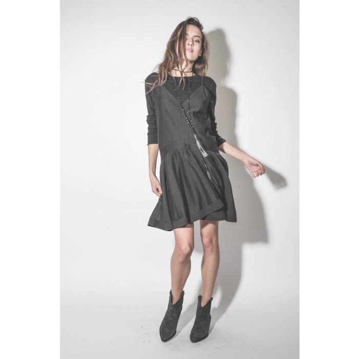 Sautoir écharpe en cuir suédé et métal argenté Kachina Isabel Marant. Porté sur un total look noir.