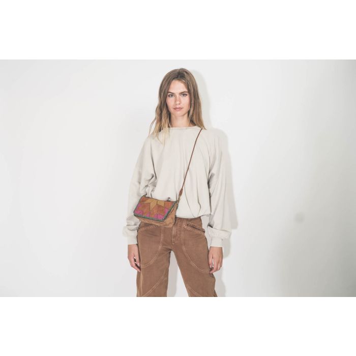 Sweatshirt Sauria Isabel Marant en coton drapé écru. Porté de face avec un jean ocre.