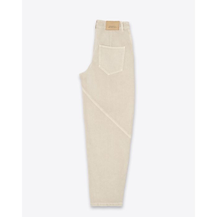 Jean Catarina Isabel Marant en denim écru. Forme large taille haute. Détail de coutures surpiqués. Profil. Détail de l'étiquette en cuir avec logo embossé "Isabel Marant"
