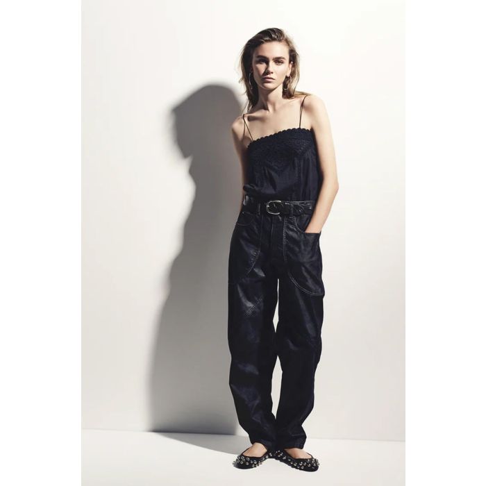 Jean Catarina Isabel Marant en denim noir délavé. Détail de coutures piquées. Porté avec un top fines betelles.