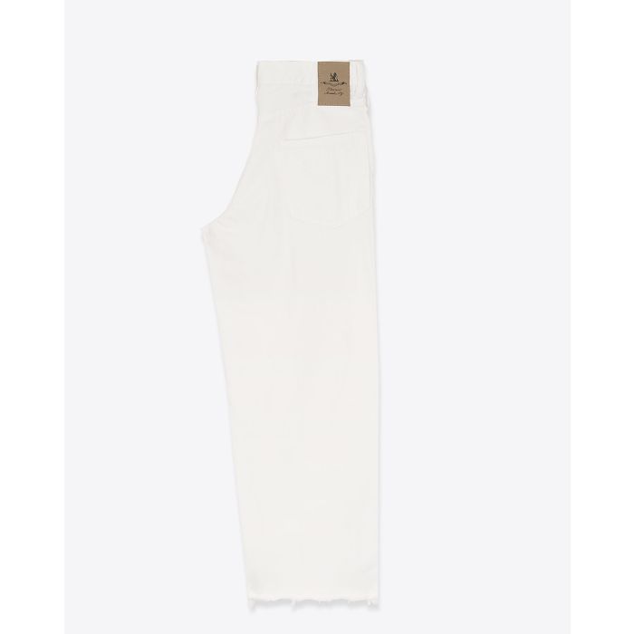 Jean court large en denim blanc Georgia Denimist. Profil. 