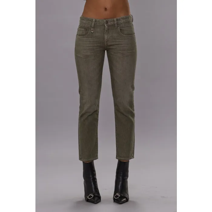 Jean taille basse Boy Straight Army Green Stretch kaki R13 denim. Porté de face.
