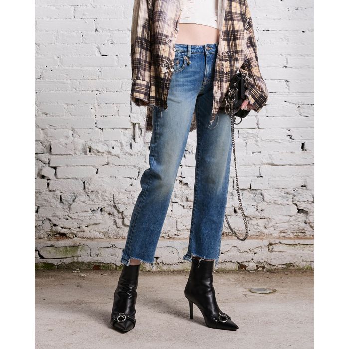 Jeans court taille basse bleu ciel Boy Straight with rips Jasper stretch R13 Denim. Porté avec des boots à talons.