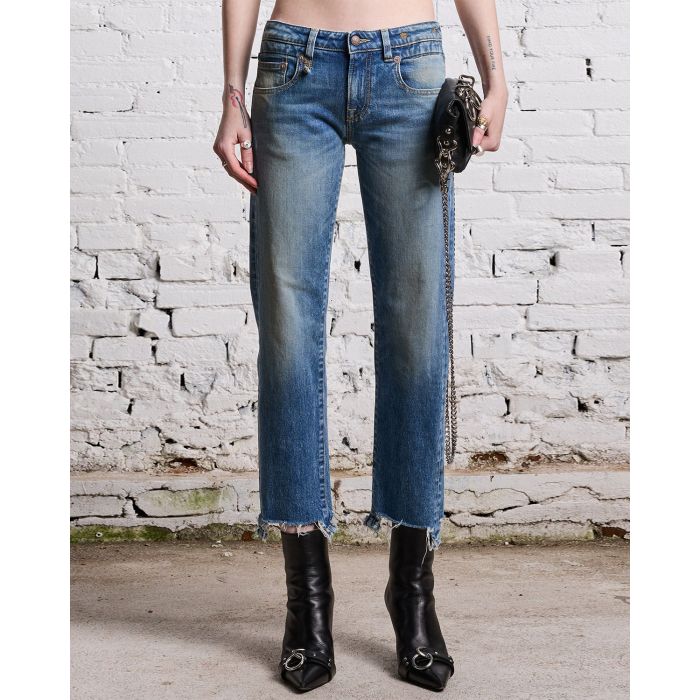 Jeans court taille basse bleu ciel Boy Straight with rips Jasper stretch R13 Denim. Porté de face.