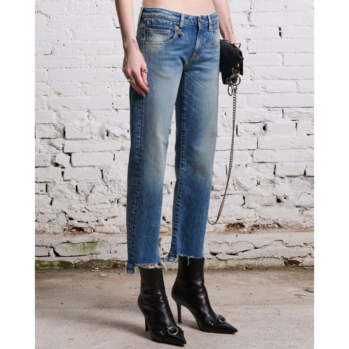 Jeans court taille basse bleu ciel Boy Straight with rips Jasper stretch R13 Denim. Porté de profil.