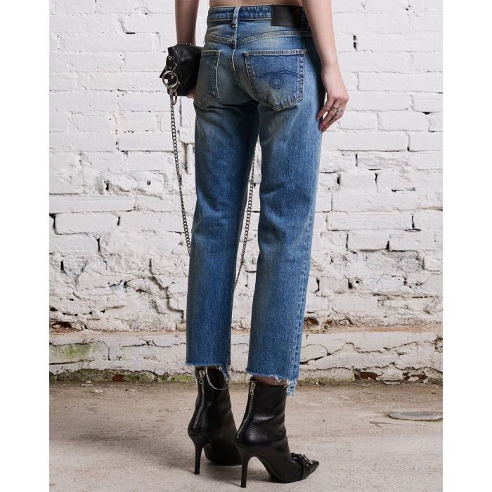 Jeans court taille basse bleu ciel Boy Straight with rips Jasper stretch R13 Denim. Porté de profil dos.