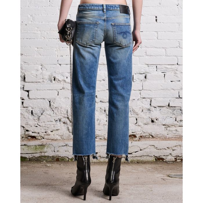 Jeans court taille basse bleu ciel Boy Straight with rips Jasper stretch R13 Denim. Porté de dos.