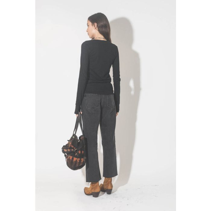 Jeans droit court denim noir délavé Mikuta. Porté de dos.