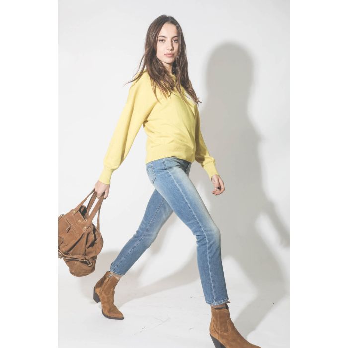 Jeans court évasé bleu ciel Kick Fit Jasper stretch R13 Denim. Porté avec un pull jaune.
