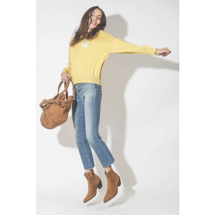 Jeans court évasé bleu ciel Kick Fit Jasper stretch R13 Denim. Porté avec un cabas en cuir suédé camel.