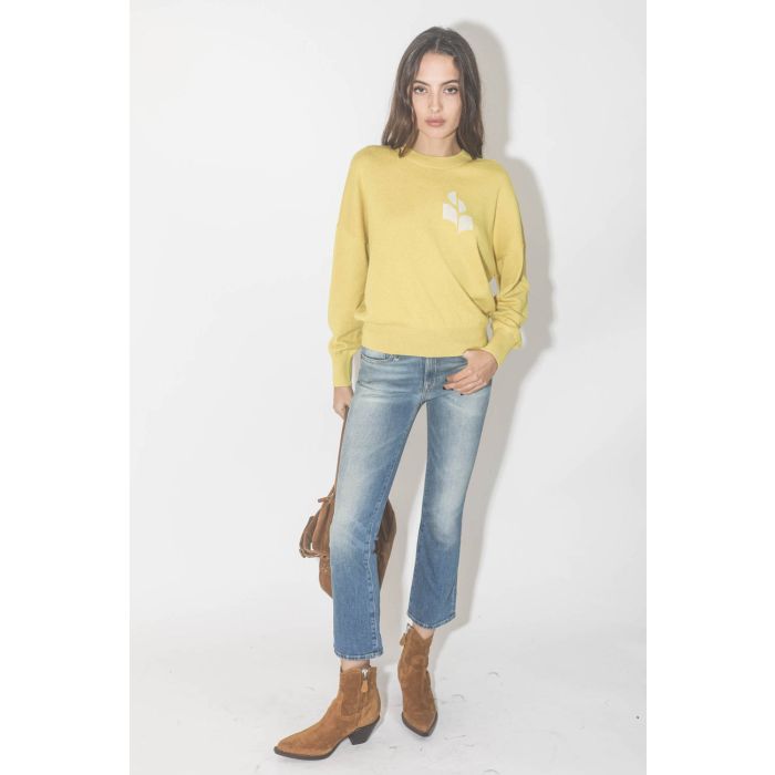 Jeans court évasé bleu ciel Kick Fit Jasper stretch R13 Denim. Porté avec des boots Santiags camel.