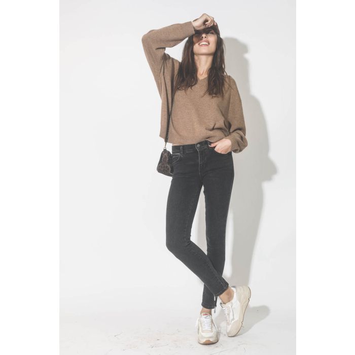 Jeans skinny noir avec zips Jax Anine Bing. Porté avec un mini sac léopard.