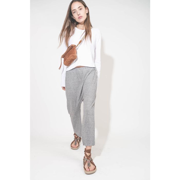 Bandoulière sangle amovible écru finition cuir chêne Jérôme Dreyfuss. Porté avec une pochette en cuir suédé caramel Lucky Jérôme Dreyfuss. Tee-shirt manches longues court blanc The Great et pantalon sarouel en jersey gris chiné The Great. Sandales en cord