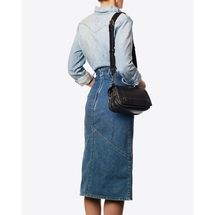 Bandoulière sangle et cuir noir finition laiton doré réglable avec une boucle esprit ceinture Jérôme Dreyfuss. Porté sur l'épaule avec un sac Bobi en cuir noir Jérôme Dreyfuss.