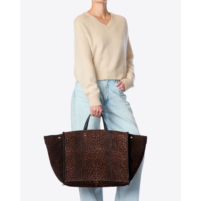Sac Cabas Leon L Jérôme Dreyfuss en cuir suédé léopard naturel porté main.