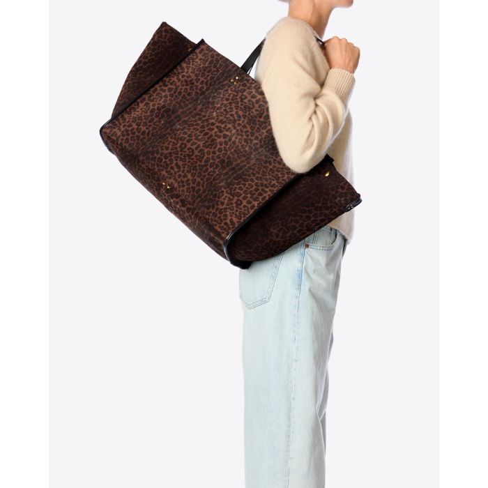 Sac Cabas Leon L Jérôme Dreyfuss en cuir suédé léopard naturel porté à l'épaule.