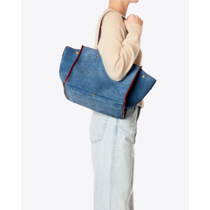 Sac cabas Léon M Jérôme Dreyfuss en cuir suédé effet jeans porté à l'épaule.