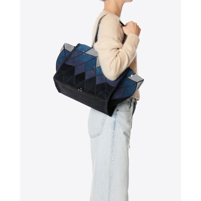 Sac cabas Léon M Jérôme Dreyfuss en patchwork de cuir suédé bleu Lever du jour porté à l'épaule.