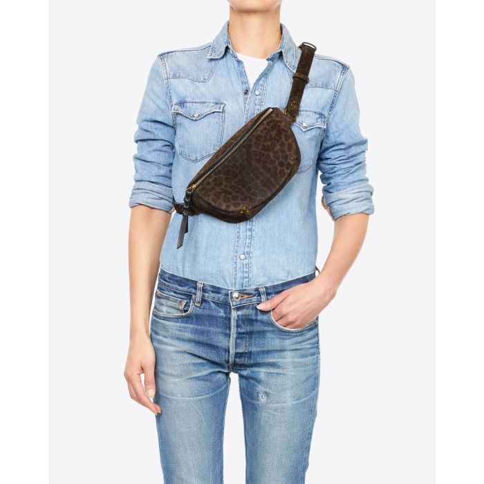 Sac banane lino en cuir imprimé léopard kaki Jérôme Dreyfuss. Porté Crossover.