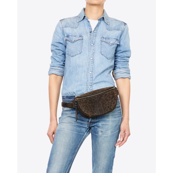 Sac banane lino en cuir imprimé léopard kaki Jérôme Dreyfuss. Porté à la taille.