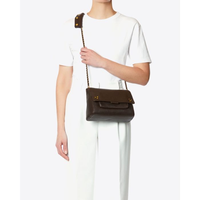 Sac Lulu M Jérôme Dreyfuss en cuir de buffle Moka porté croisé.