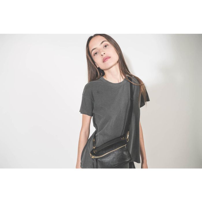 Pochette en cuir de chèvre noir grainé portée crossbody avec une bandoulière sangle large noire Jérôme Dreyfuss. Tee-shirt manches courtes Boxy Crew noir délavé The Great.