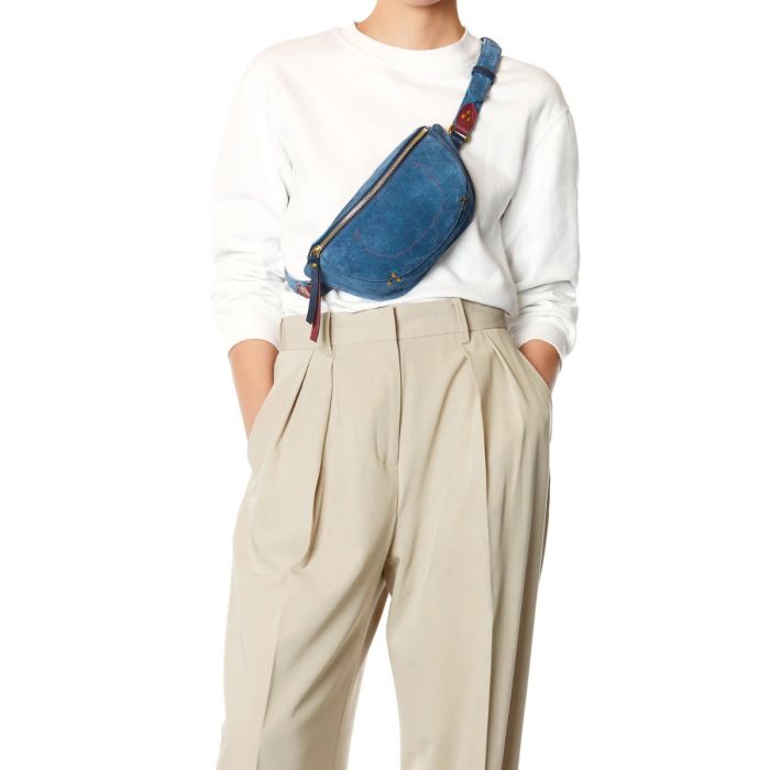Sac banane Lino Jérôme Dreyfuss en cuir suédé et cuir suédé bleu jeans. Porté croisé.