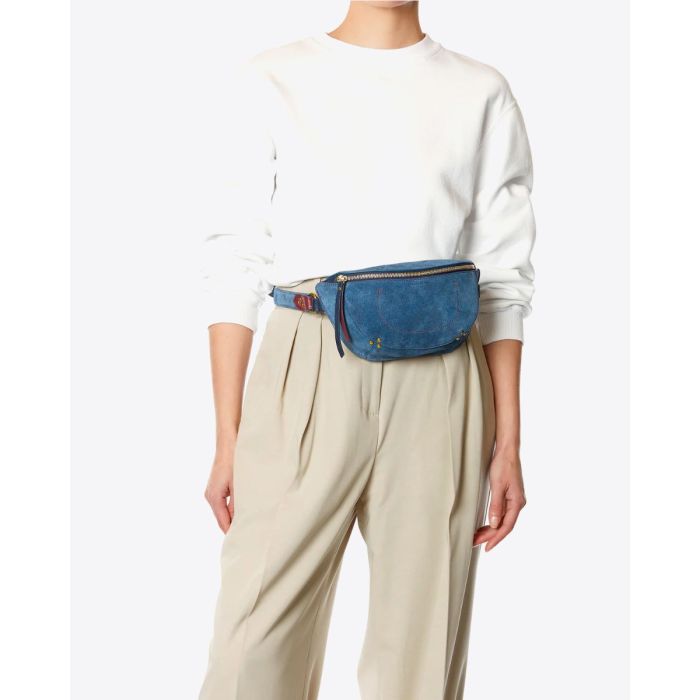 Sac banane Lino Jérôme Dreyfuss en cuir suédé bleu jeans porté à la taille.